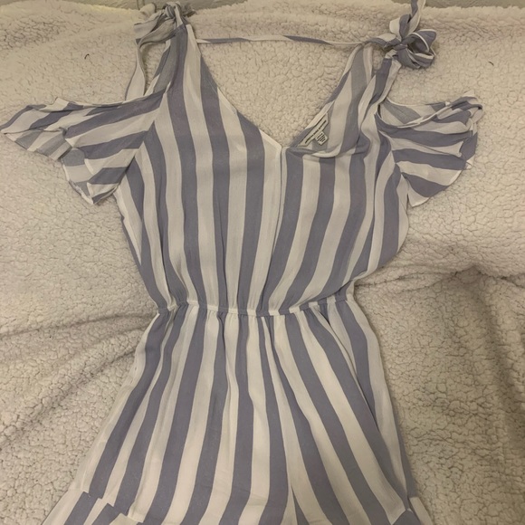 American Eagle Outfitters Pants - american eagle small romper, v cute
